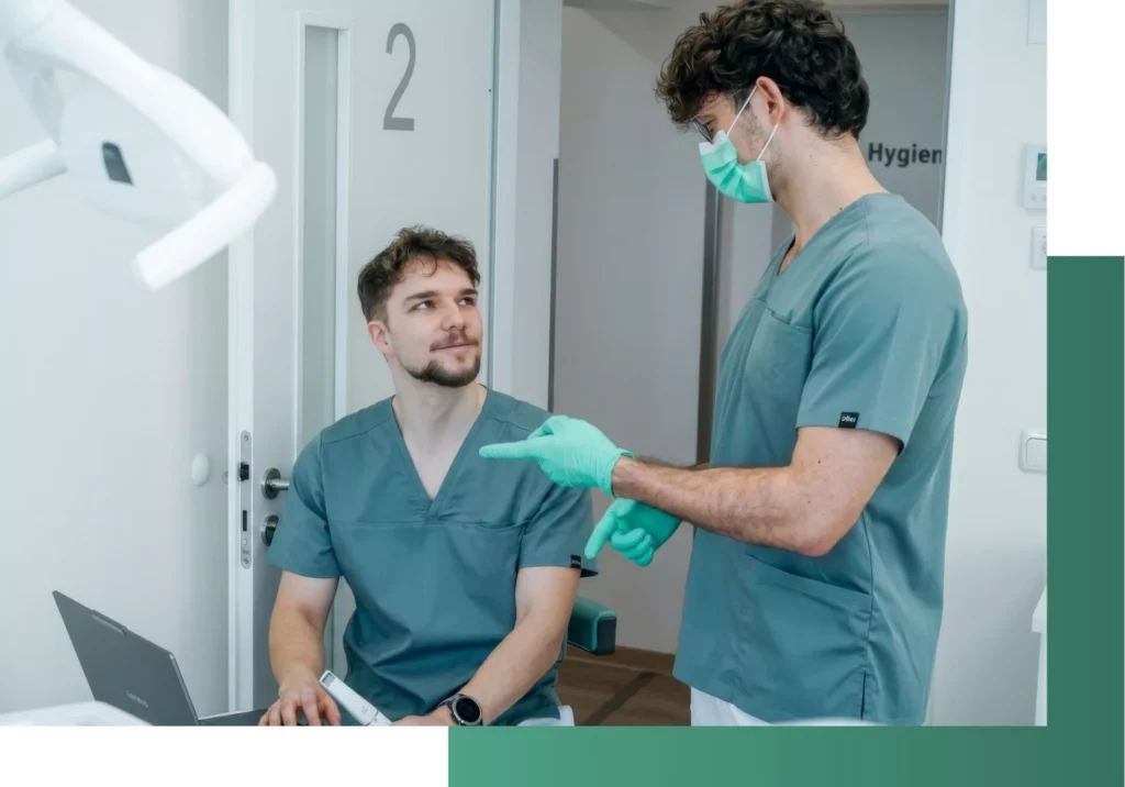 Zwei Zahnärzte im Gespräch.